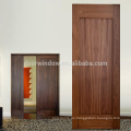 Puerta interior de madera de lujo que oculta la puerta corredera con corredera invisible.